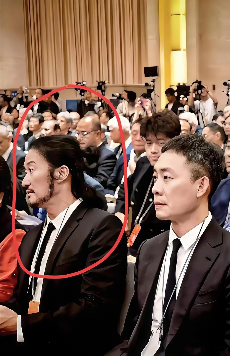 吴京越来越有老艺术家的气质了，张译在他旁边就像一个新出道的小演员。 ​​​