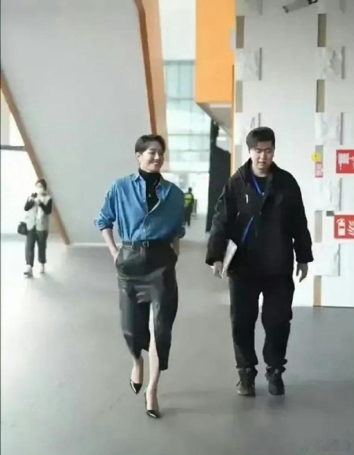 朱丹这身打扮，衣服塞得鼓鼓的，让人误会了[笑cry] 