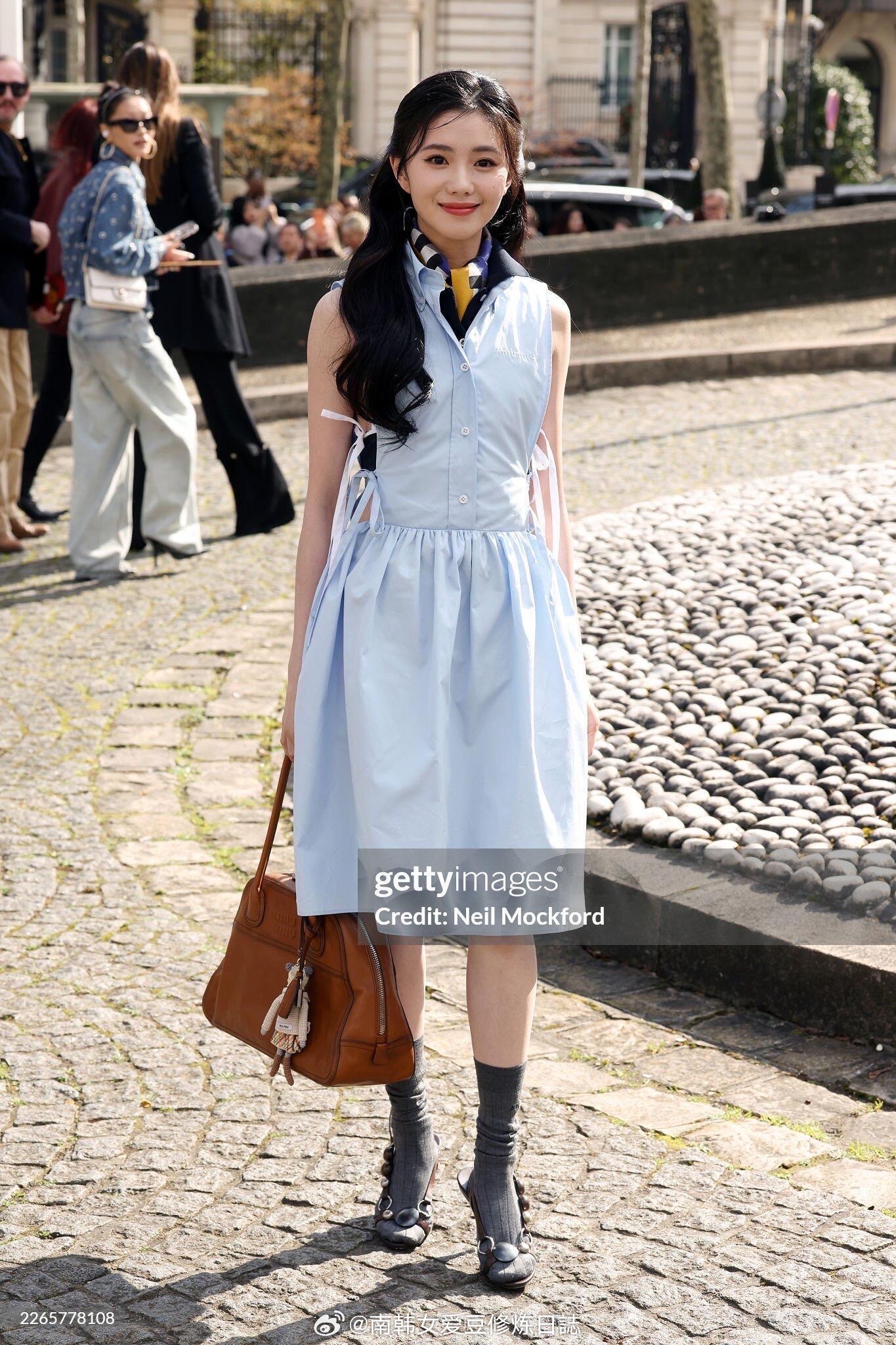 这不两个都挺好看的嘛 都在我的审美点上怎么和歪果仁站一块儿就自动触发大气警告大方