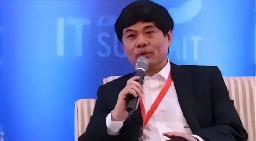 丁健和肖桦当年一起把亚信做起来，纳斯达克敲钟那天俩人还并肩合影。
三年后，两人悄