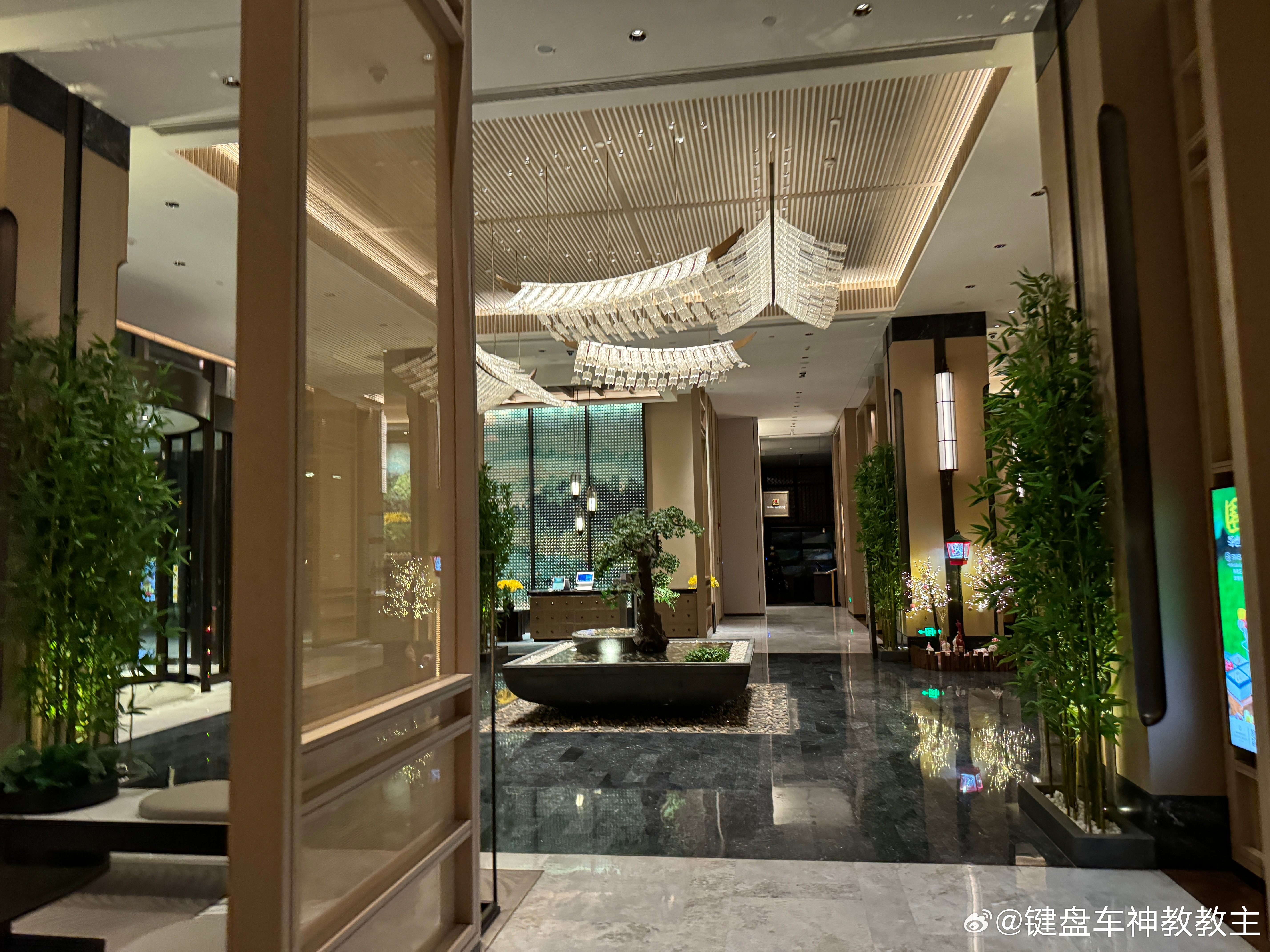 我想健个身，说住个有健身房的酒店吧，结果入住才发现，健身房10点半就关了。 ​​