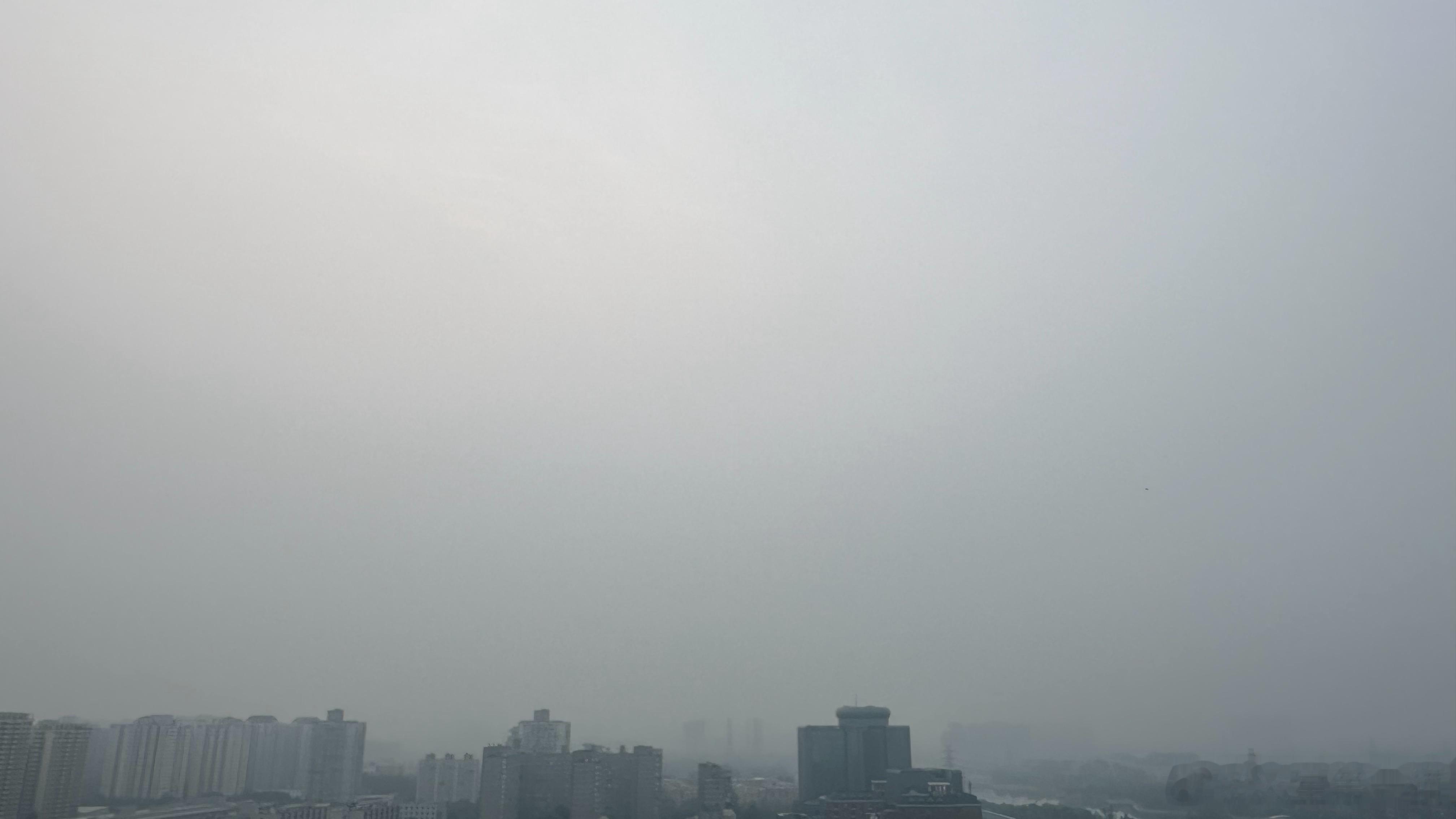 5:39 东风袅袅泛崇光，香雾空蒙月转廊。与火星第一猫一起早起看日出