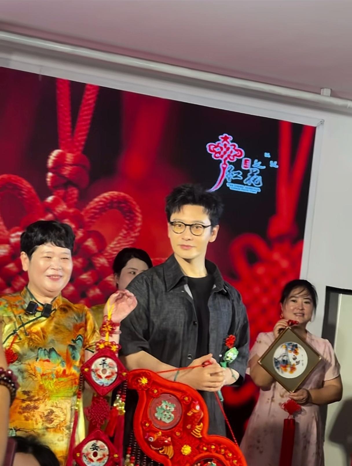 临沂郯城现场实拍！黄晓明来红花镇了！
为助力家乡中国结非遗，黄晓明和房主任同框互