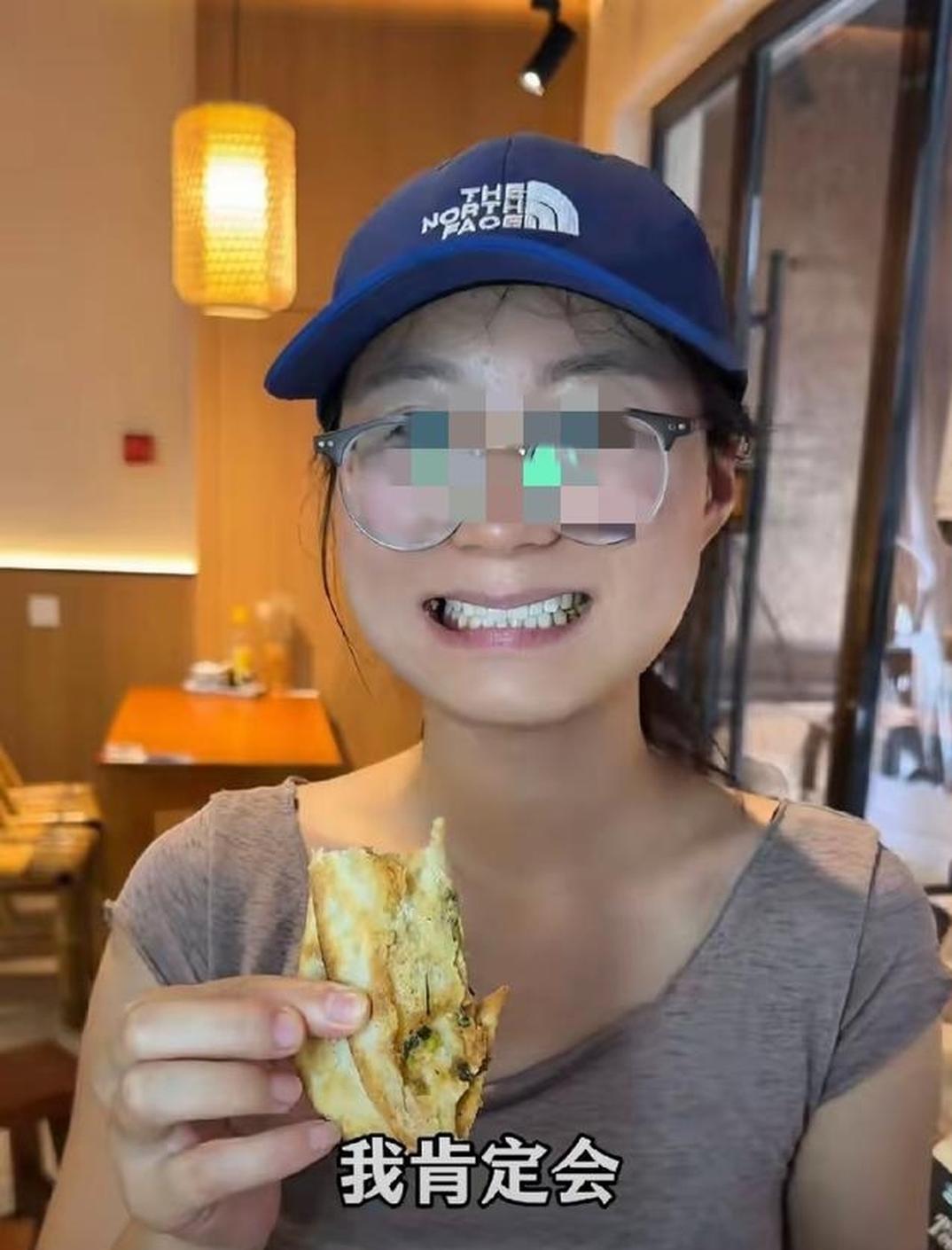 江苏无锡，一个18岁女孩暑假去饭店打工，和老板谈好每天8小时、月薪3000。可等
