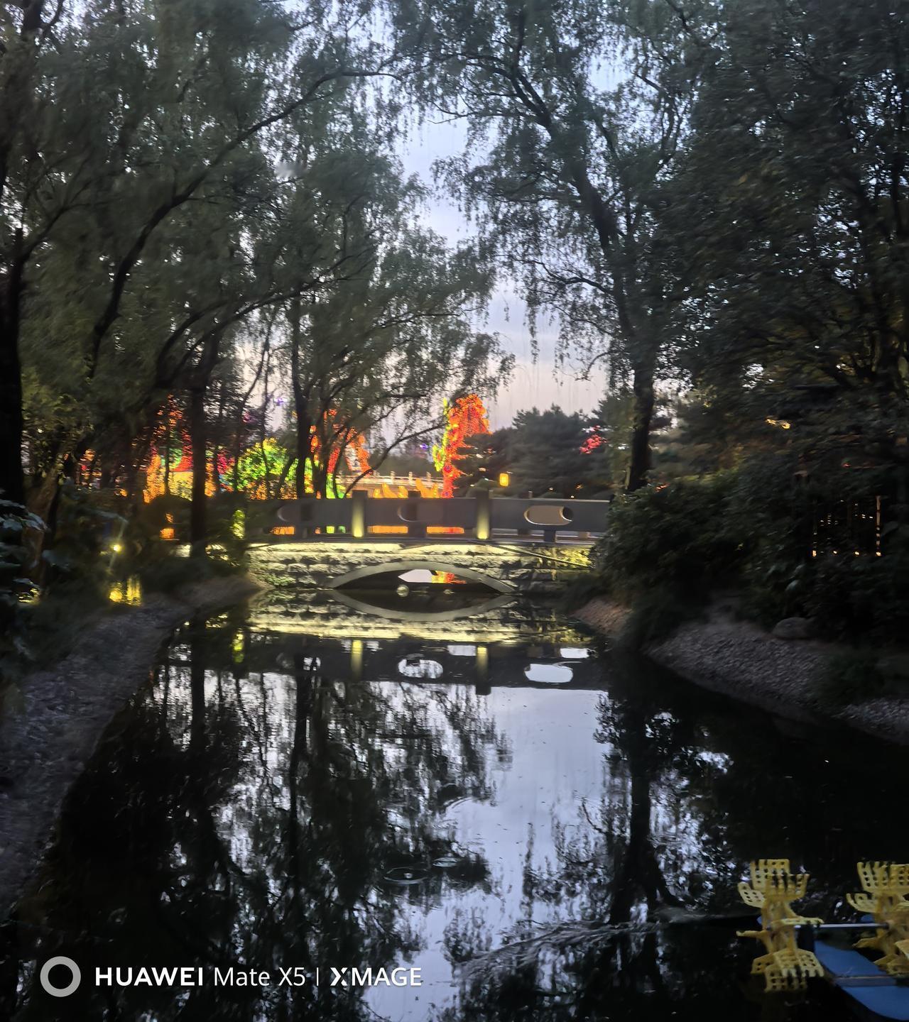 晒图笔记大赛昨晚20260418，我和老何以小区南门出发，途经大唐芙蓉园春明门.