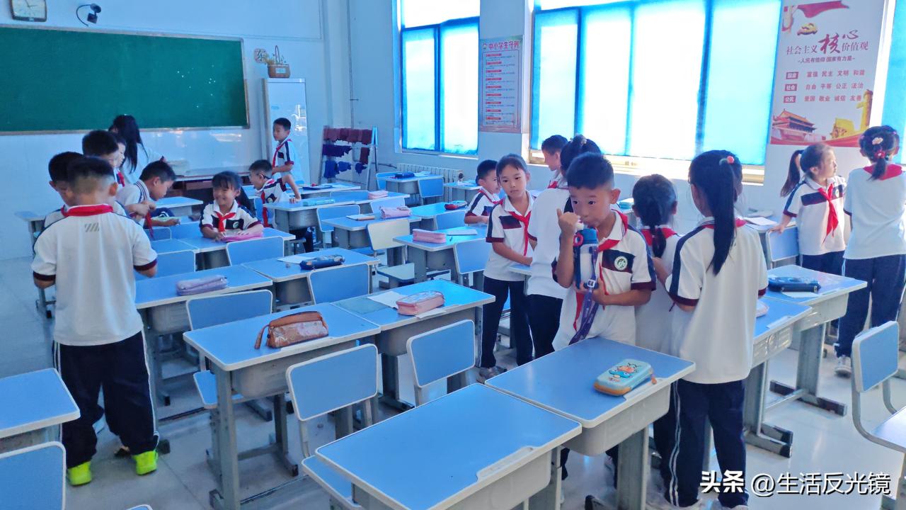 小学生学习不好的原因就一个：没有认真听讲。以我给一二年级上课的经历，说更彻底一点