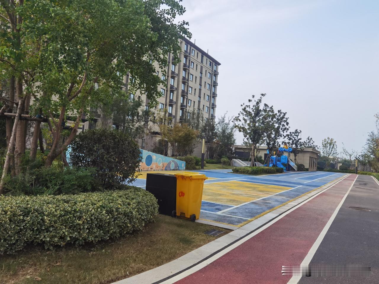 咋一看，小区的环境还真不错！你看这楼房，外观多大气。旁边绿树成荫，灌木丛也长得精