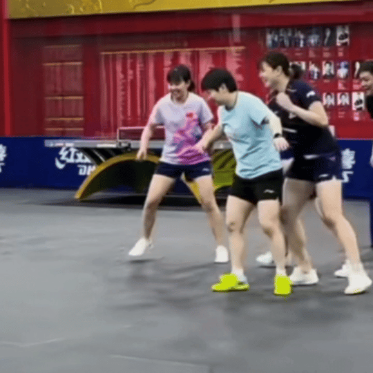 孙颖莎和队友玩足球孙颖莎踢足球主打一个手脚并用手忙脚乱，虽然全场乱跑~但确实是进