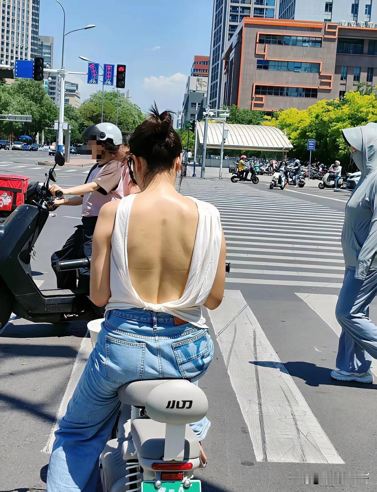 出门上班，看到前面电瓶车的女生的衣服太厉害了!
感觉一般人驾驭不了，敢这样穿的人