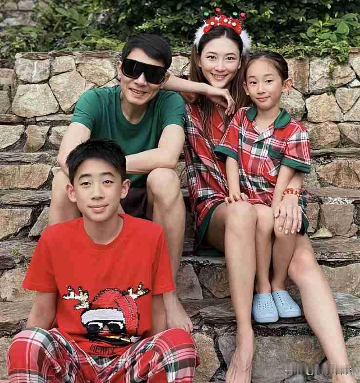 应采儿这波转变，是真把“妈妈的成长”演活了。
 
节目里她说不敢骂陈小春，吐槽火