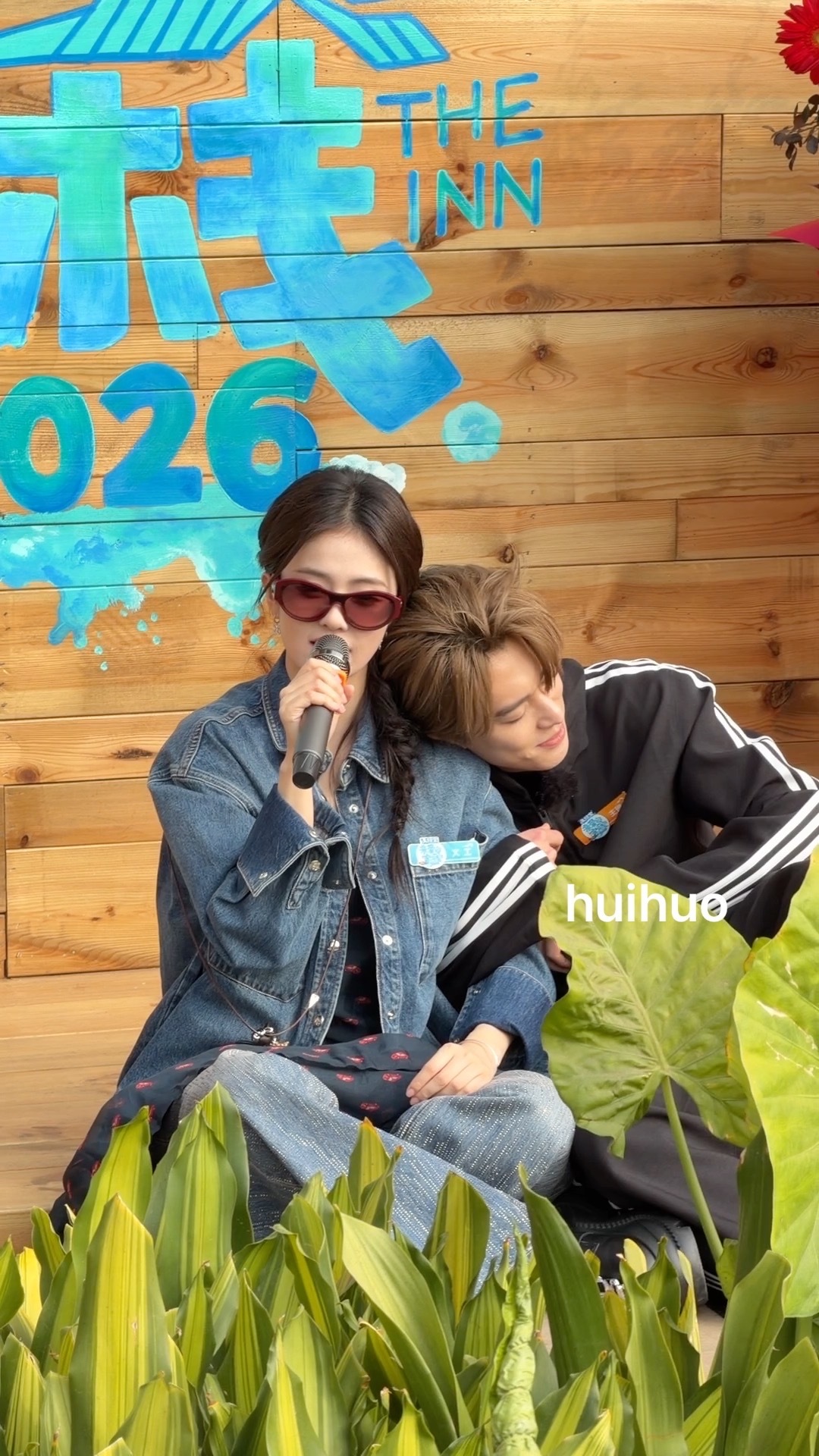 霸总的姐娇羞的弟王鹤棣依偎在白鹿肩上白鹿王鹤棣 霸总的姐娇羞的弟