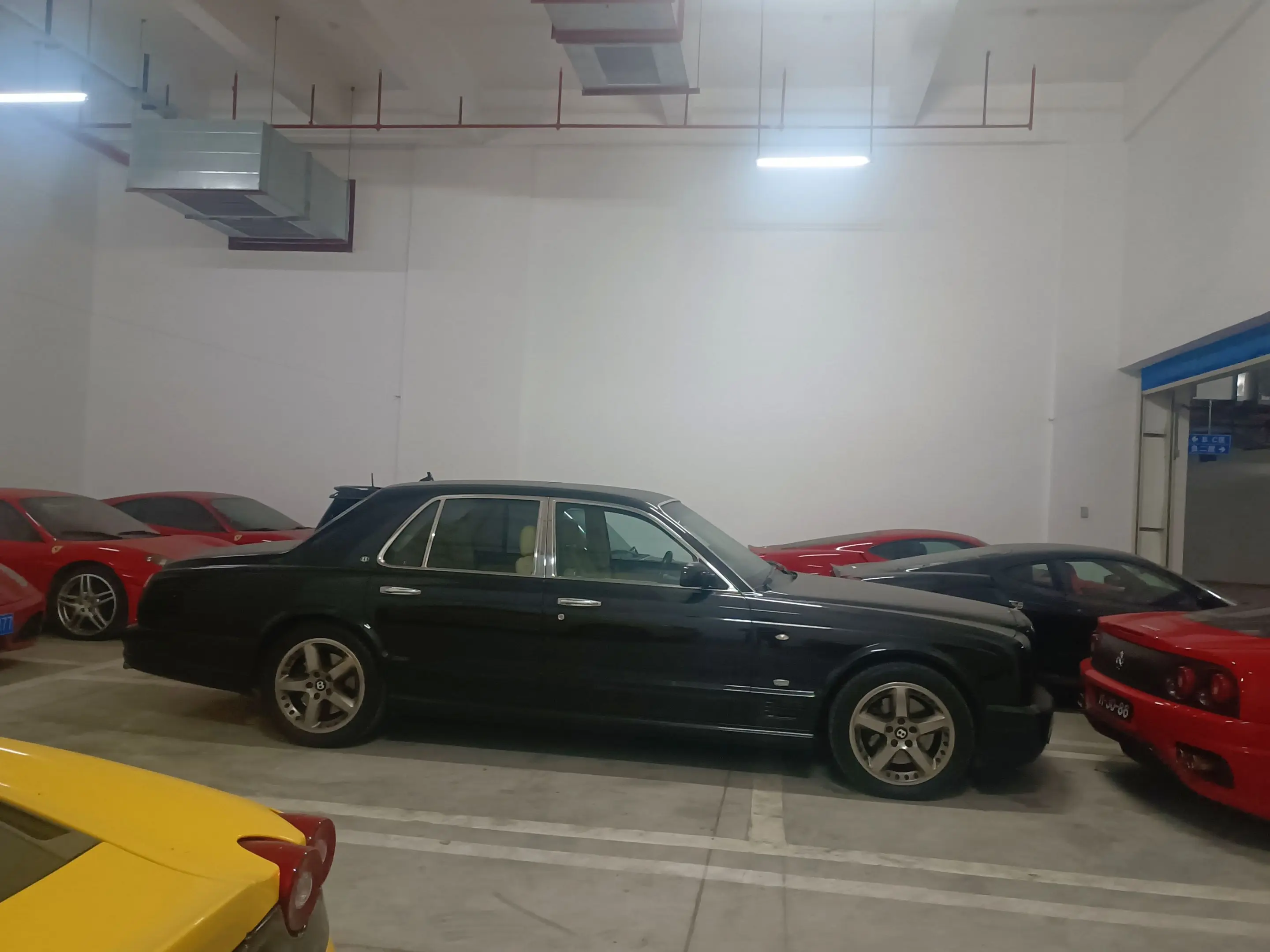 佛山神秘车库，几十台超跑 也是不开