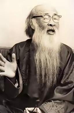 1961年，台北机场。张大千登机前，张学良递过来一个红绸子包着的礼品盒，嘱咐他：