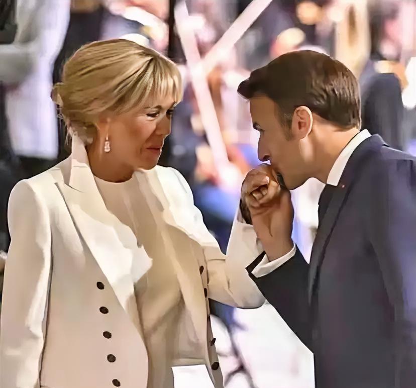 这个女人太幸福了吧，有个这么宠爱他的男人，关键还是法国总统，果然有实力的男人都会