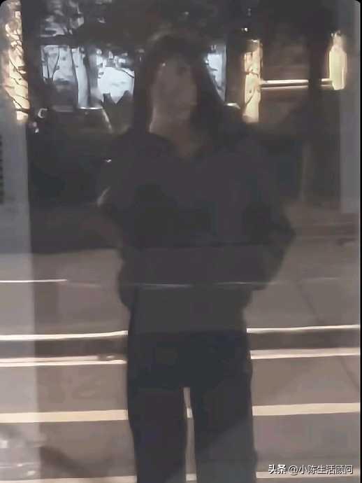 今天的风把我吹明白了，没爱可以，没外套真不行。