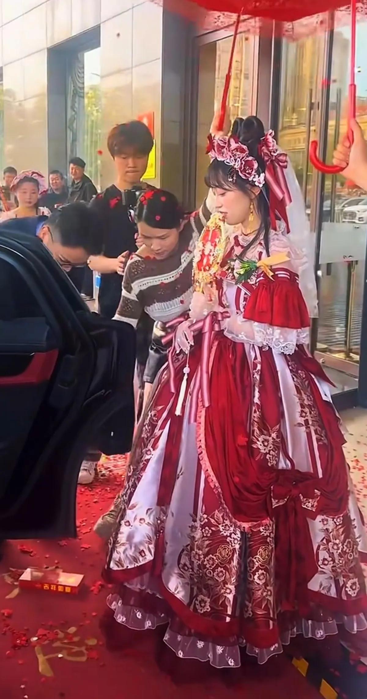 结婚不能穿洛丽塔吗？
一对新人举办婚礼，新娘没穿婚纱秀禾，穿了一件洛丽塔裙，就像