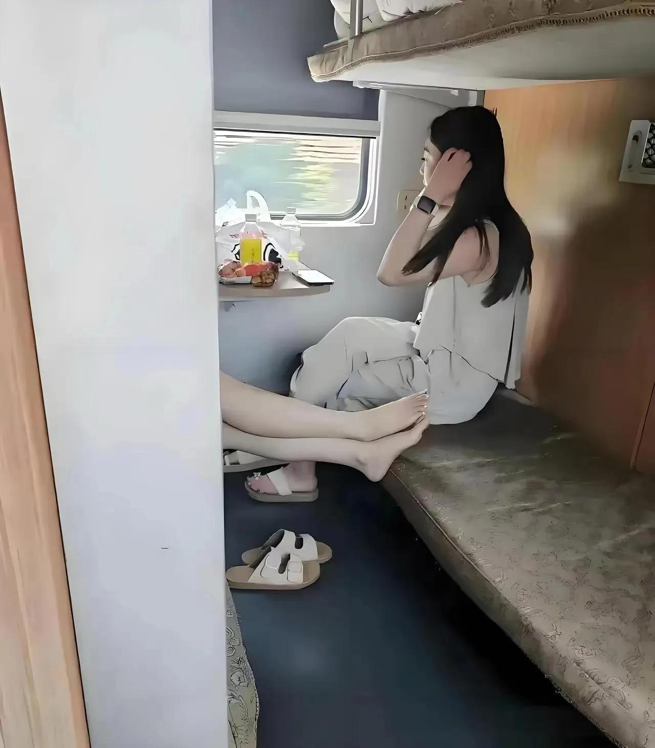 刚找到铺位，眼前的景象让我一愣。有朋友愿意和我换换吗？