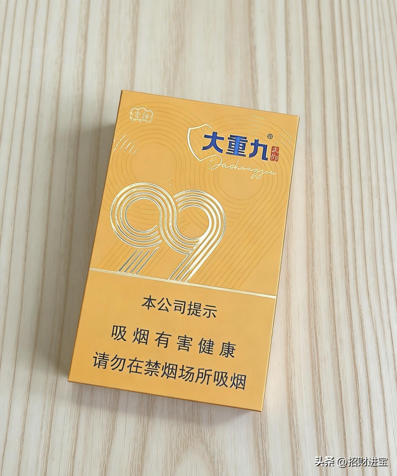 表姐平时总抽这一款烟，包装看着挺精致，我就随口问了句多少钱一包。她直接回我：“这