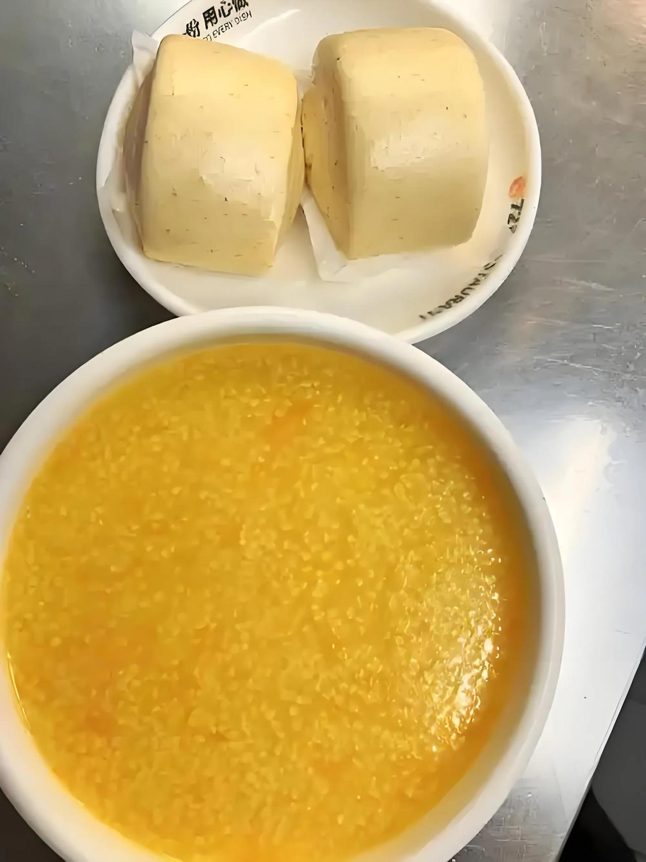 妈妈做的早餐，看看没胃口，全是碳水，没什么营养，大家说说这能吃吗？