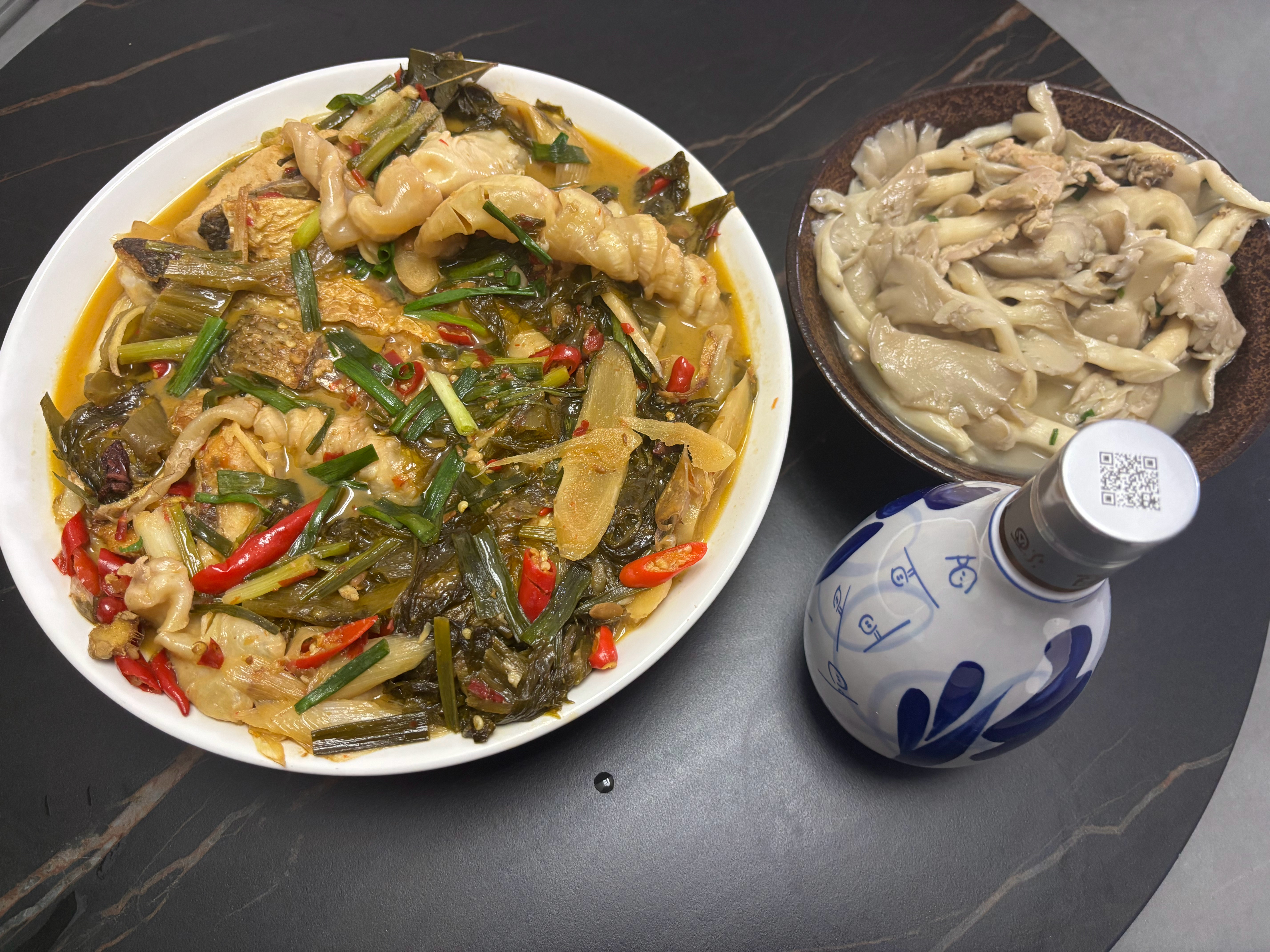 笃了半条野生大翘壳，肉片炒了个平菇。菜烧完，结果只有我一个人在家吃。那就喝点酒，