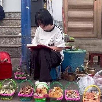 女孩摆摊时收到北大录取通知书幸福都是努力出来的 西安·华严寺