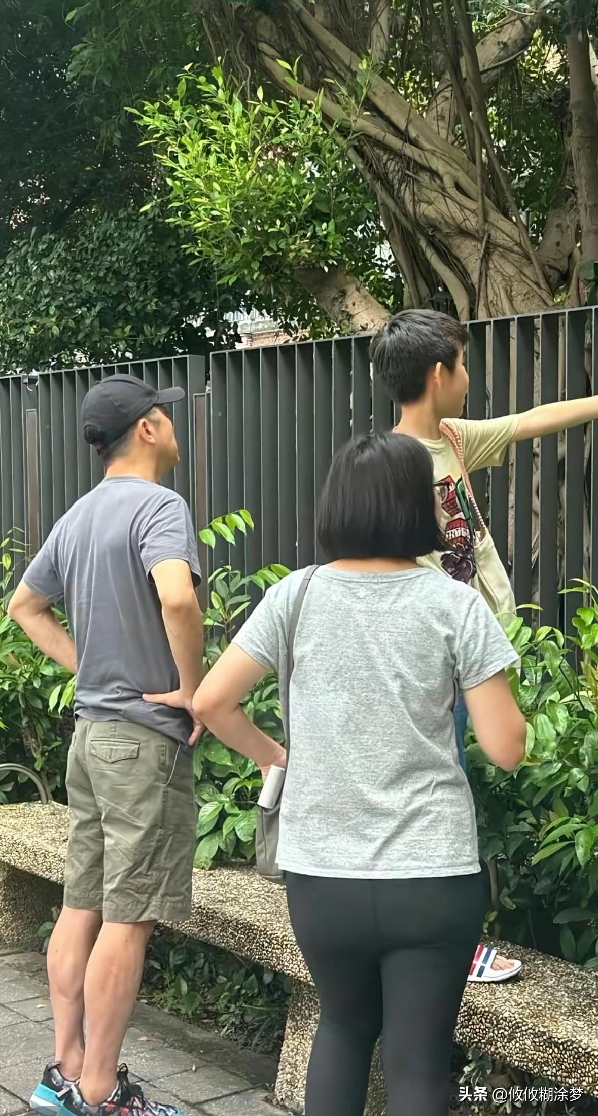 近日，有媒体拍到庾澄庆和二婚妻子张嘉欣，带着7岁的儿子一同出门。这组街拍画面流出