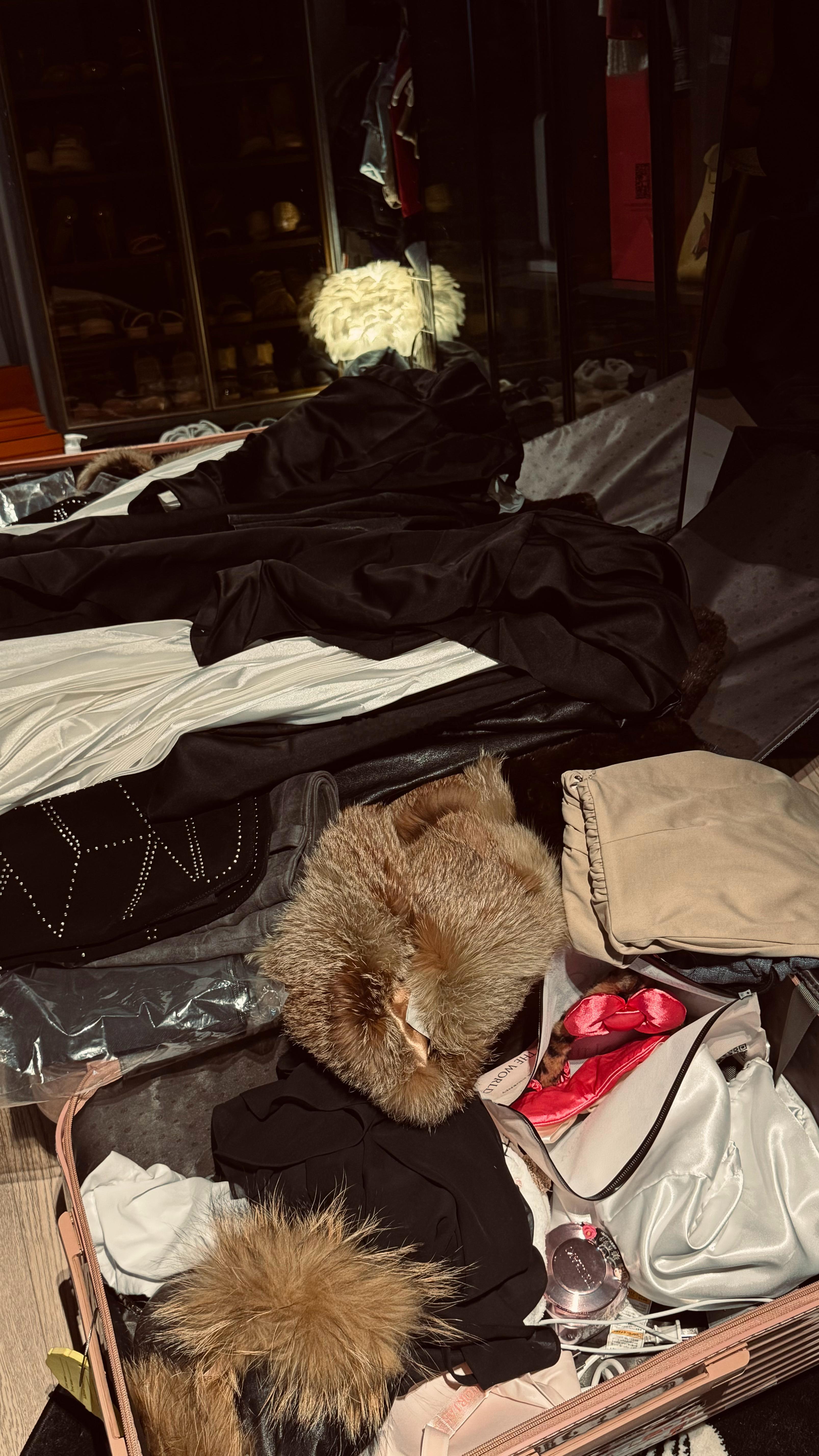 收拾收拾下週去𝐩𝐚𝐫𝐢𝐬了啊啊啊啊啊啊開心得跺腳腳 ​​​