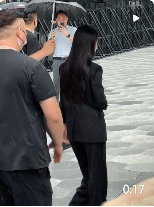 刘亦菲素颜穿79.8元防晒衣刘亦菲成都雨中工作路透 