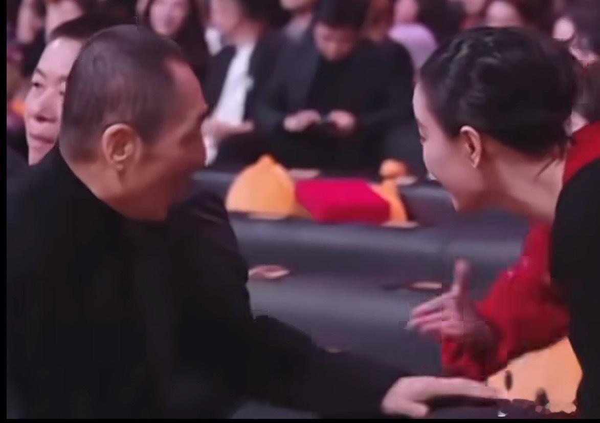 倪妮给张艺谋介绍辛芷蕾倪妮的高情商时刻！在张艺谋面前自然介绍辛芷蕾，三人互动如老