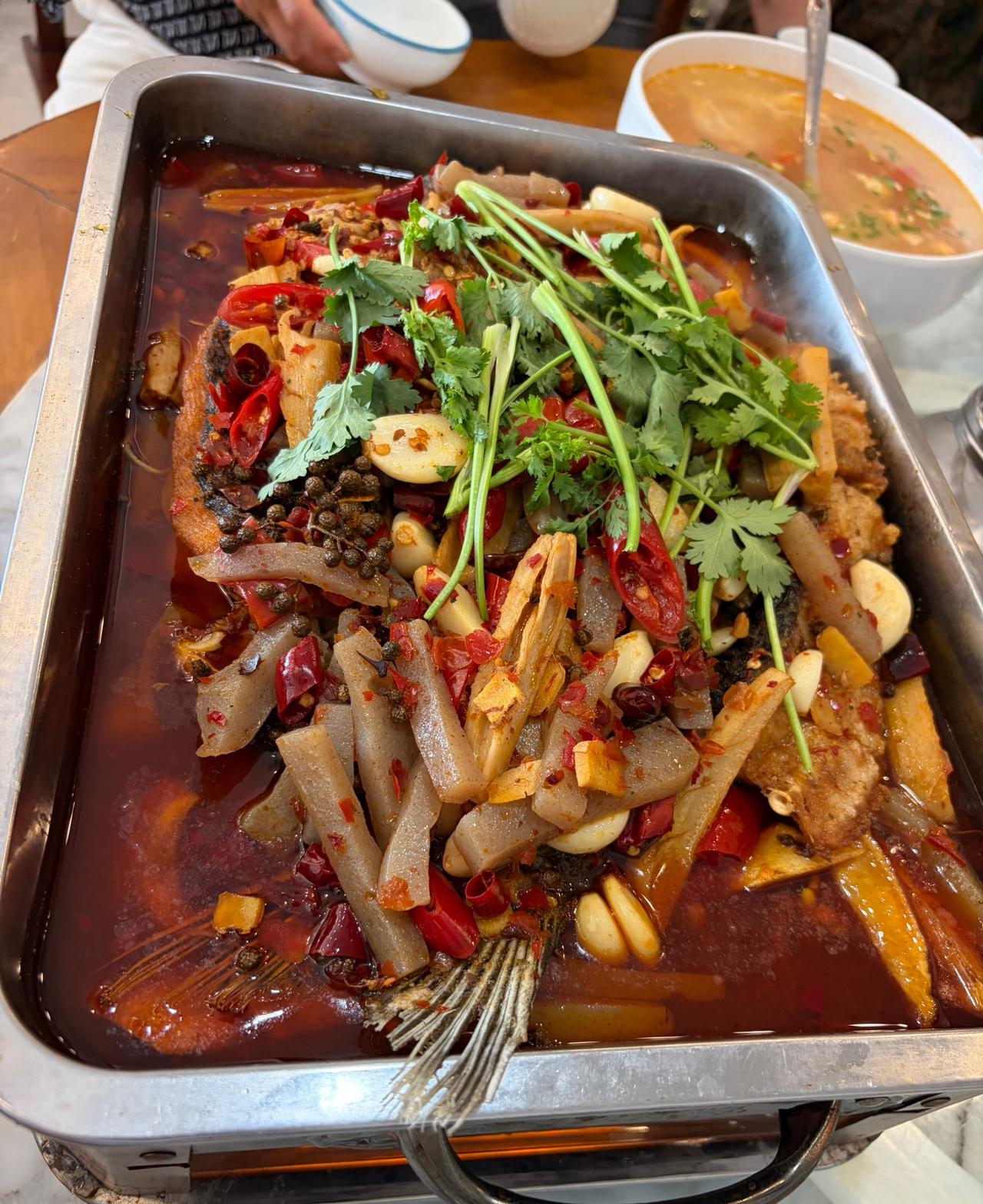 别不信，一个男人做饭时的脾气，跟你工资条上的数字成反比。

我认识一姐们儿，月薪