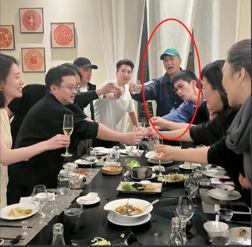 对黄觉改观了，原来他私下这么“开放”。
 
《狂野时代》剧组的工作人员放出了主演