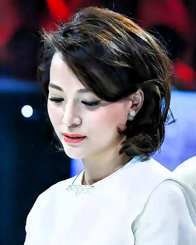 董卿说：男人要是能赚到钱，即使你每天跟老婆吵架，她都愿意默默承受，不会离开你，但