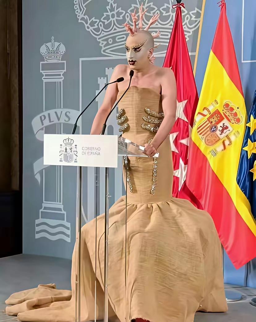 一西班牙议员穿着奇装异服去公开演讲，被我们一顿吐槽。可是，这也许就是西方人的包容
