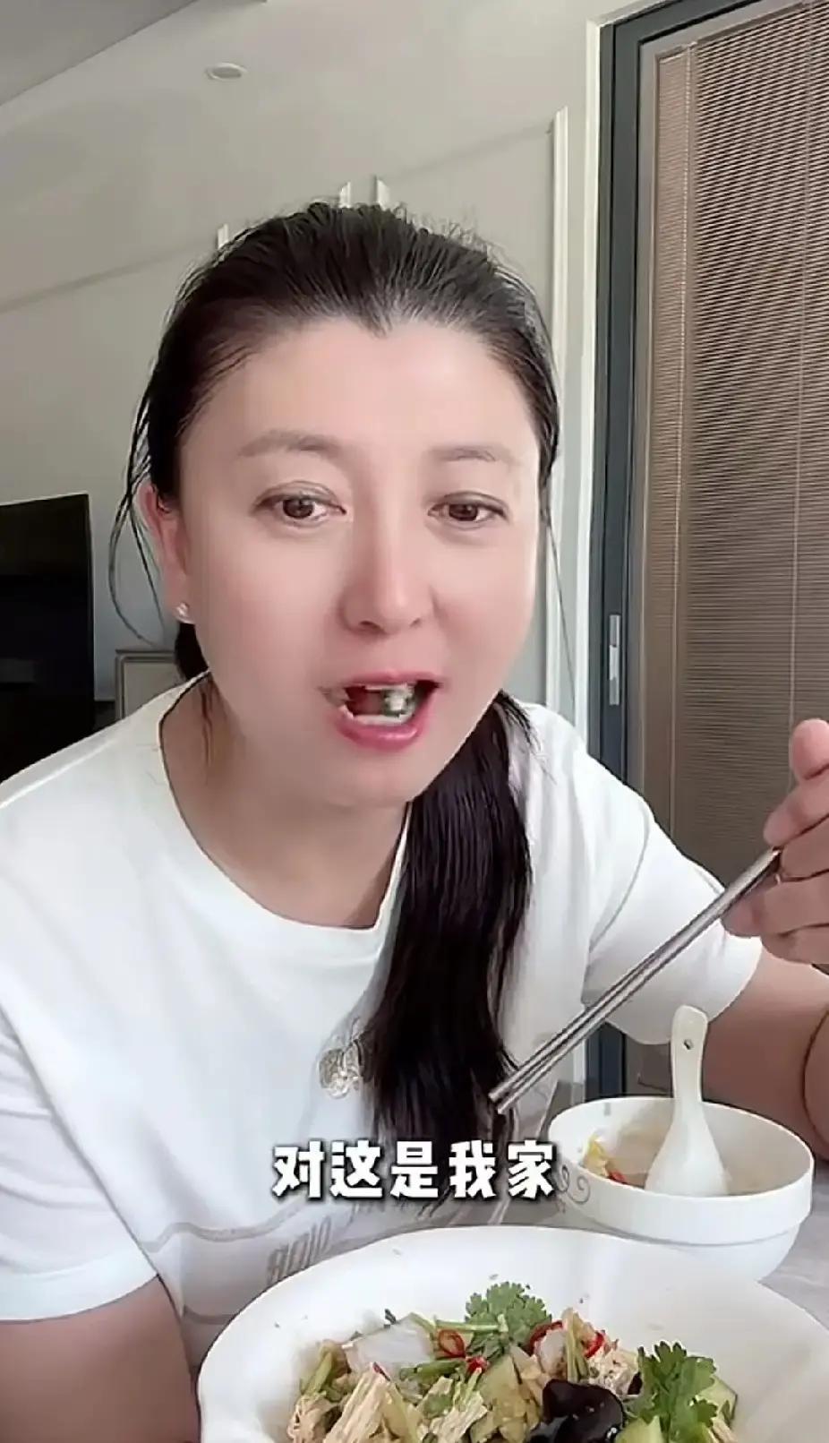 11道菜一个人吃，转身哭穷
 
手机镜头扫过整桌龙虾鲍鱼，闫学晶抹眼泪说退休金不