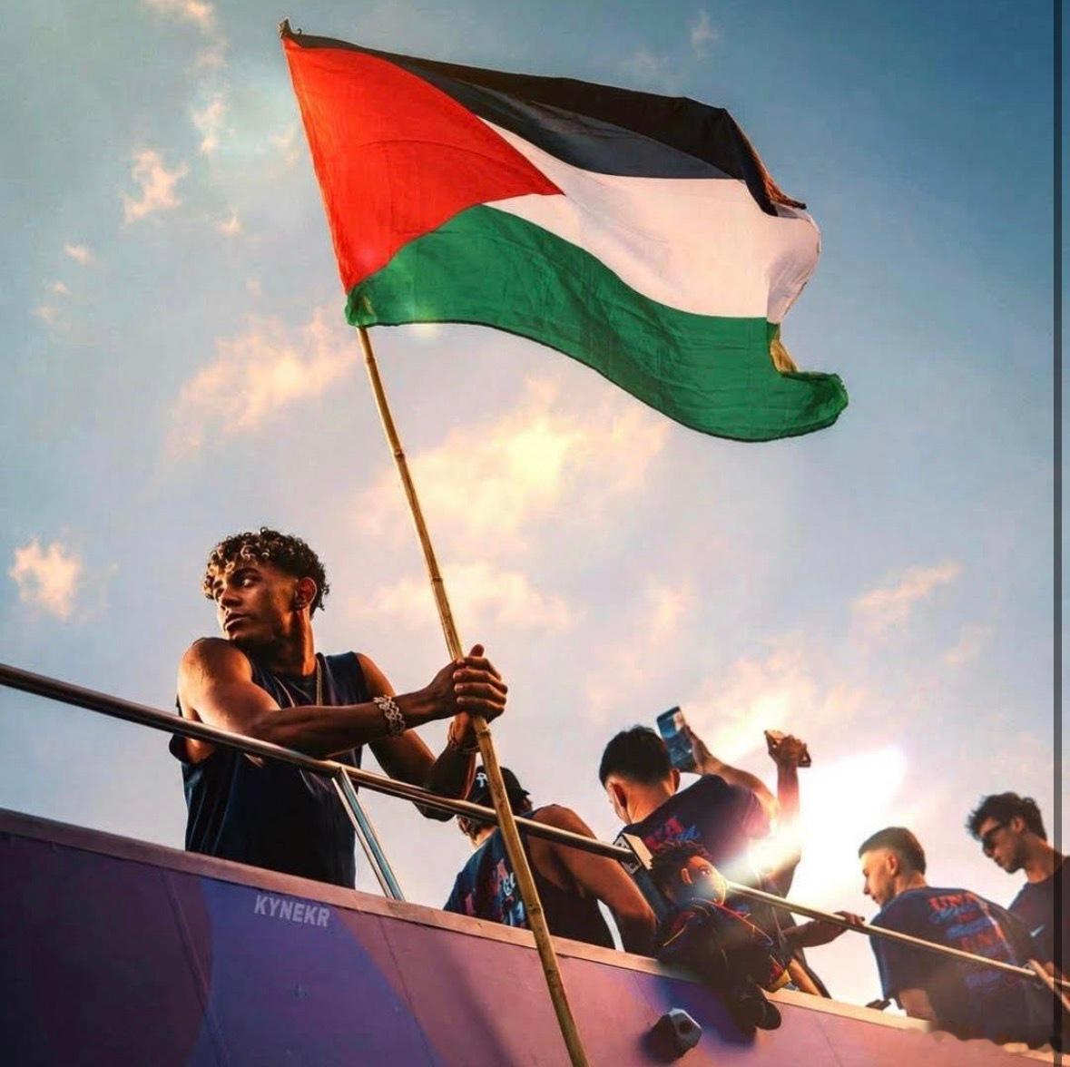 亚马尔，接过马拉多纳的旗帜。🇵🇸🇵🇸🇵🇸（巴塞罗那拿下西甲冠军后的全