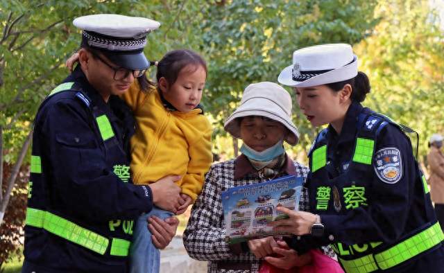 新疆奎屯市公安局走进公园精准宣教 守护“一老一小”出行安全