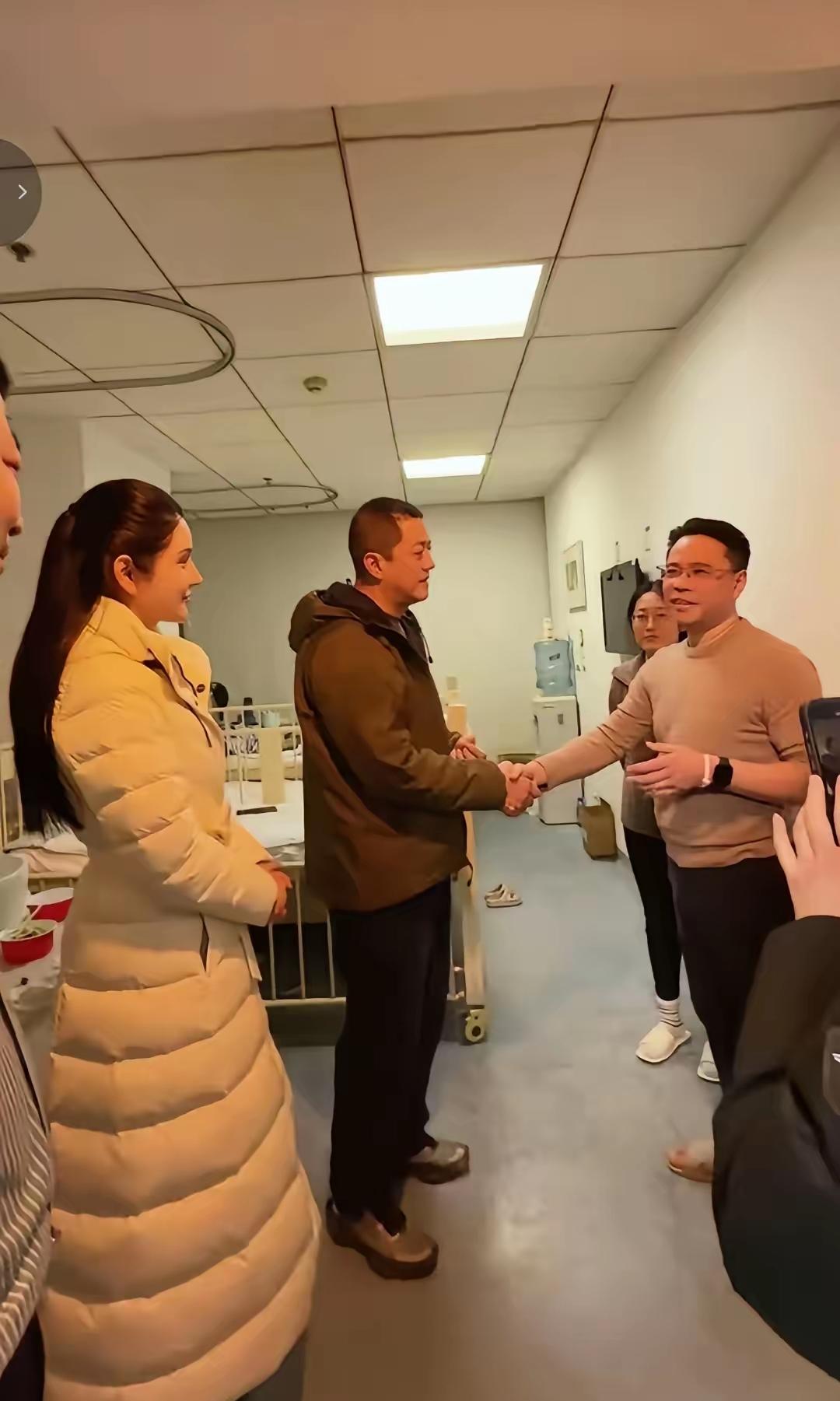 最近有件事特别暖心。
一位病患儿童的父母主动提出，自家还能负担手术费，就请医院不