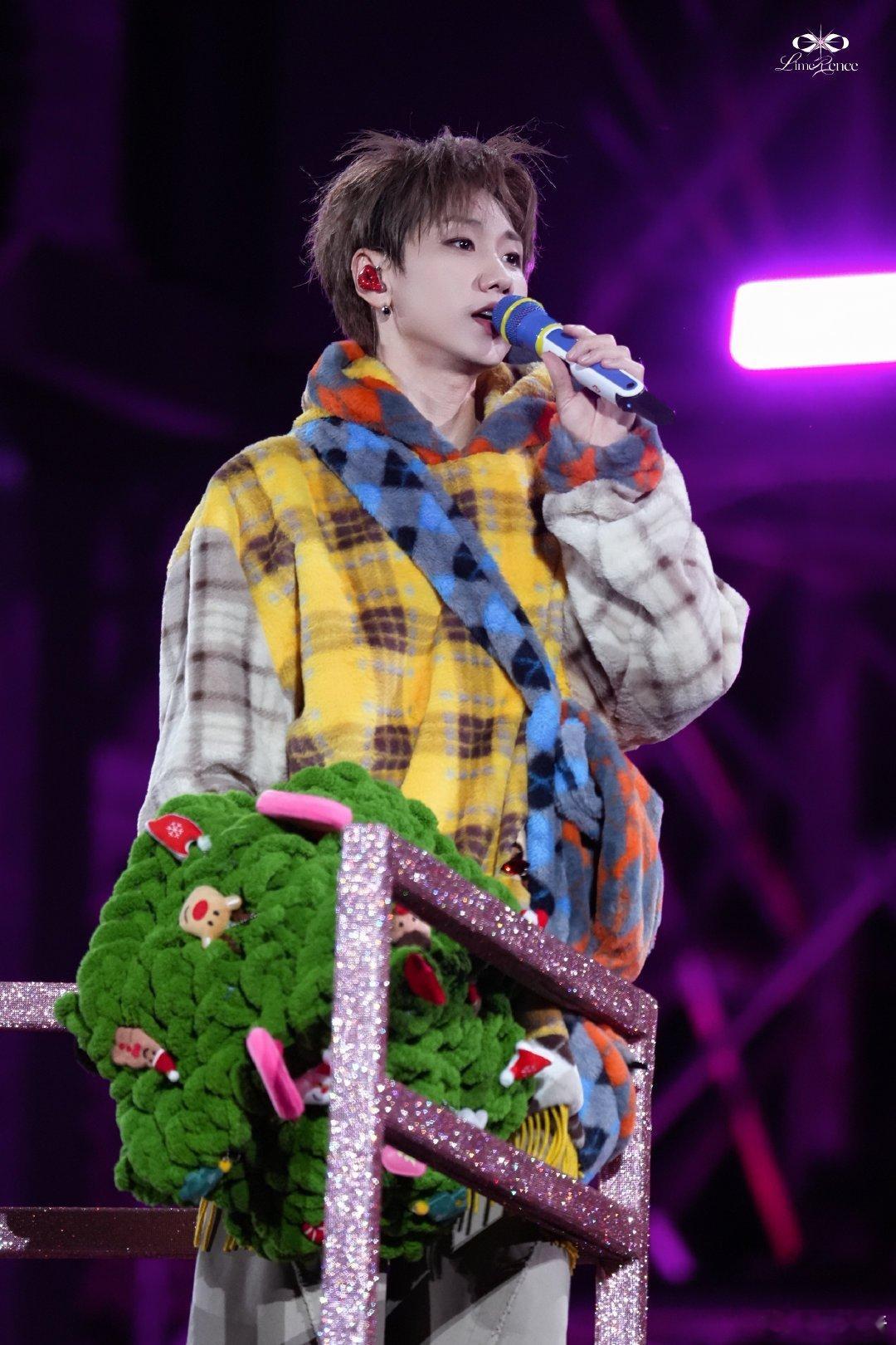 这次换我们给汪苏泷唱歌这次话筒交给我们！当《第一首情歌》的合唱如潮水涌起，每一句