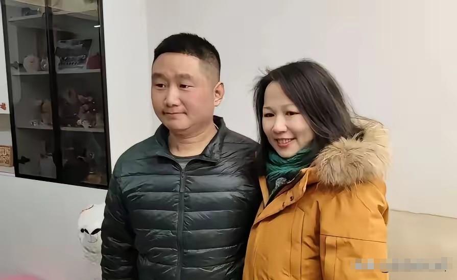 北京，1女子坐车前往河南见素未谋面的男子，见面后，女子冲上去拥抱男子含泪道：对不