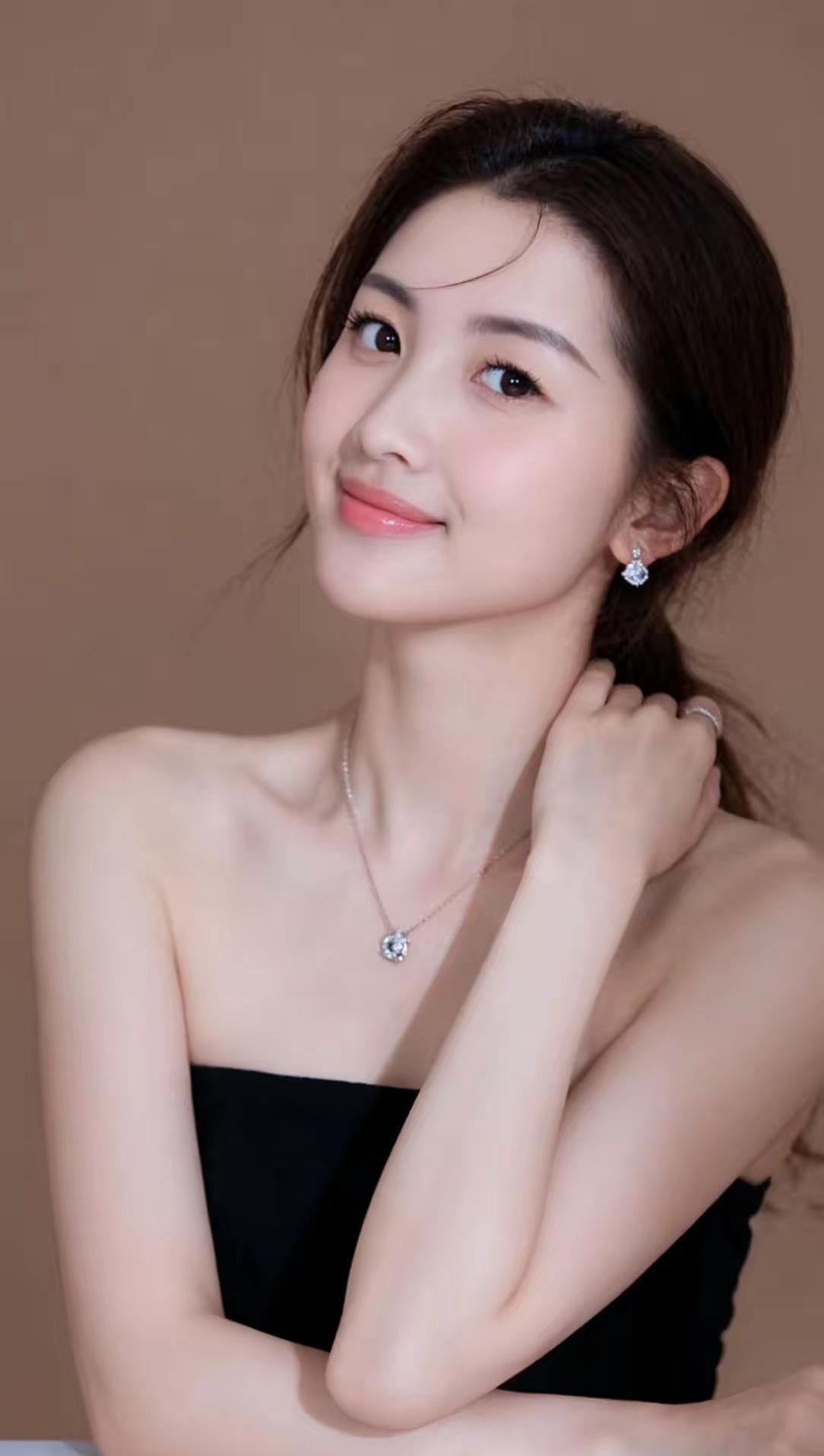 温柔甜美的少女，黑色吊带裙搭配精致耳环，散发迷人魅力。💝🌸🌴