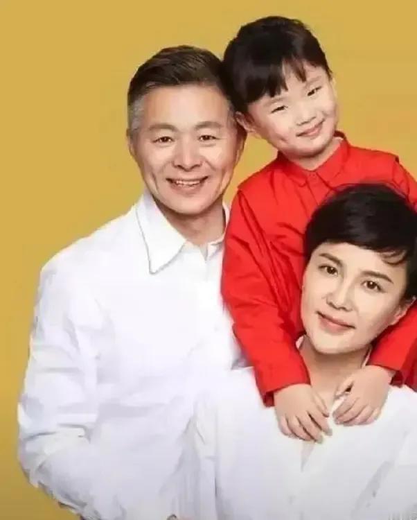 小儿子长得像爸爸，尤其那酒窝，太喜兴。感觉他就是歌王，只要参加歌唱大赛，金奖非他