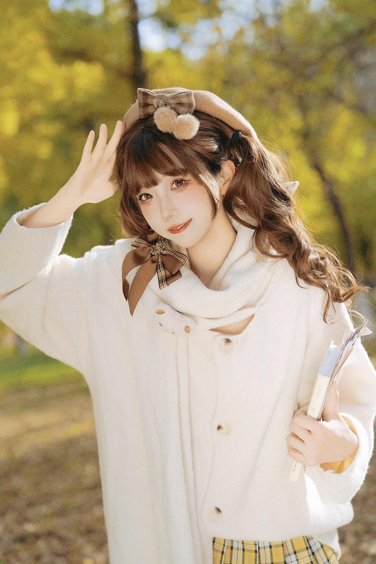 秋日暖阳下，甜美少女与自然相伴，温柔时光定格。🍂💕谁能告诉我穿搭方式