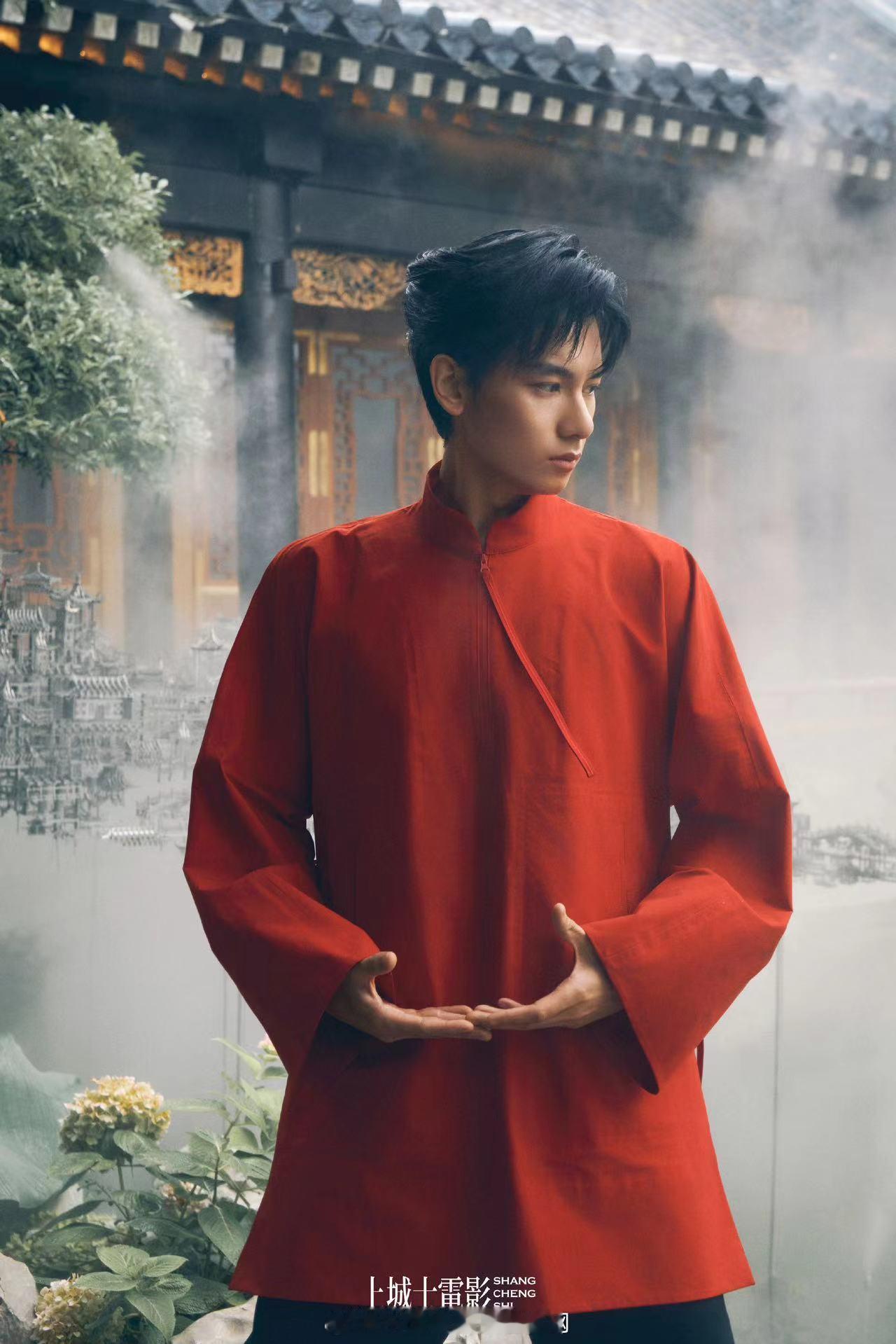 #胡先煦红衣新中式# 胡先煦《异人之下》的红衣新中式大片，视觉冲突力十足！传统与