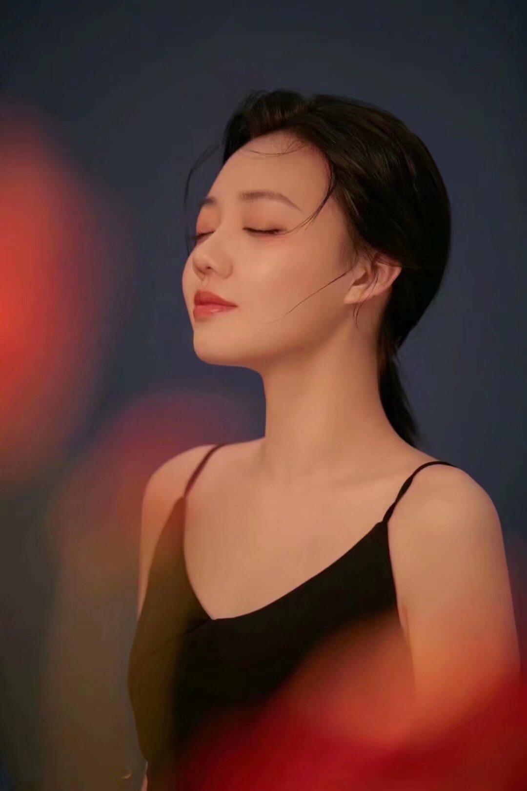 女人没有家庭，就像路边野花，人人都喜欢，却没人呵护；男人没有家庭，就像大海边的船