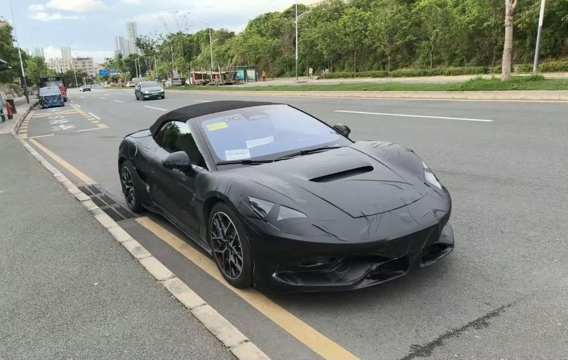 路遇腾势Z跑车，还是敞篷版的，云辇-M磁流变悬架+全栈自研线控底盘，硬顶的已经在