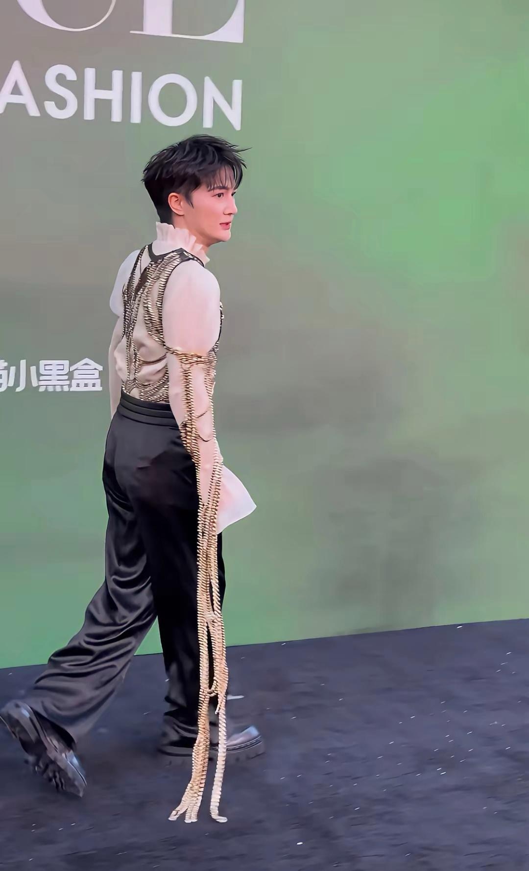 这后面裤子里面穿的是啥，怎么穿的窝窝囊囊的，当裙子穿不就行了，为啥还塞裤子里。周