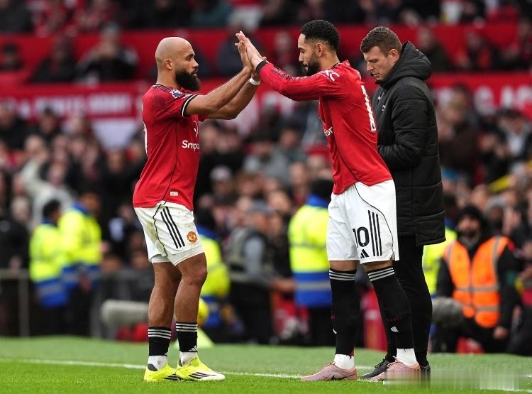 2月15日 曼联攻击手库尼亚日前接受英超官方节目采访，并谈到自己与另一位红魔夏季