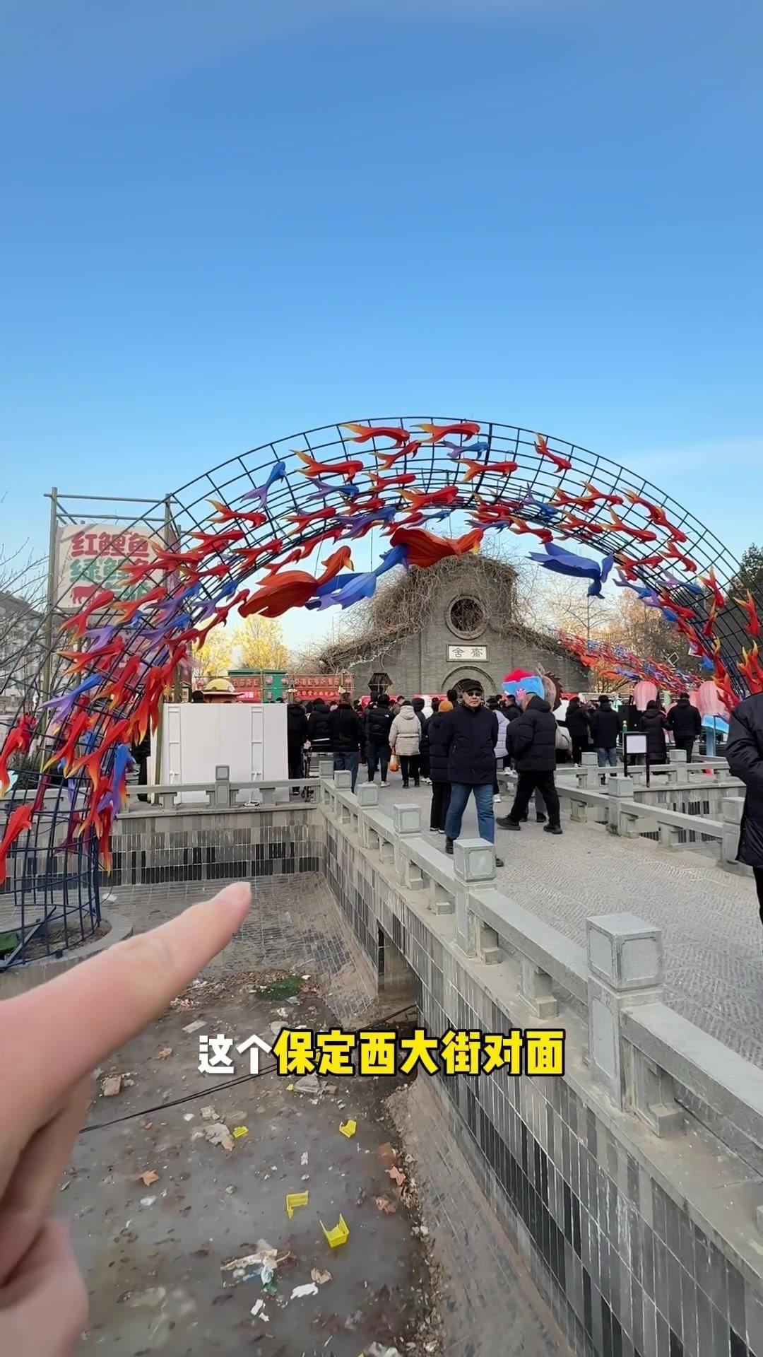 潮玩保定文创集市开了，还发布了龙小保IP公仔！这个带小帽子的玩偶背包能拆，前后都