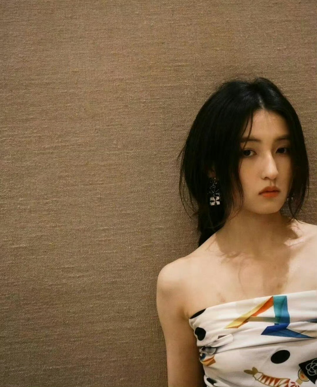 张子枫手臂上好大一个疤 手臂上的疤痕太戳人了 拍戏留下的伤看着就心疼，希望妹妹以