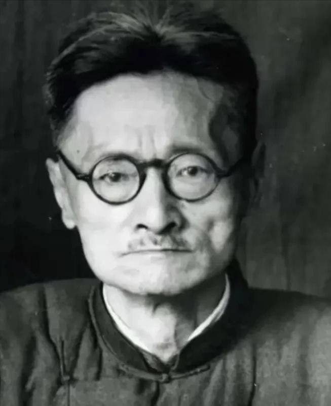1917年，刘文典到北大教书。一天，辜鸿铭问他：“你教什么课？”“汉魏文学。”刘